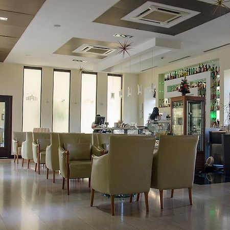City Hotel 포드고리차 외부 사진