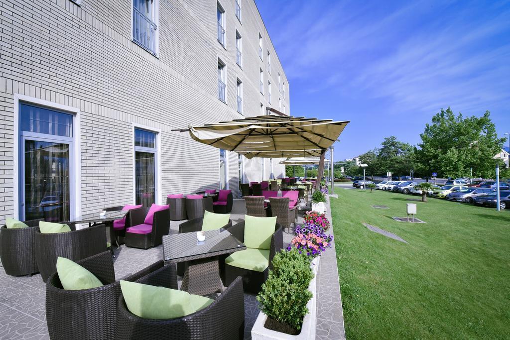 City Hotel 포드고리차 외부 사진