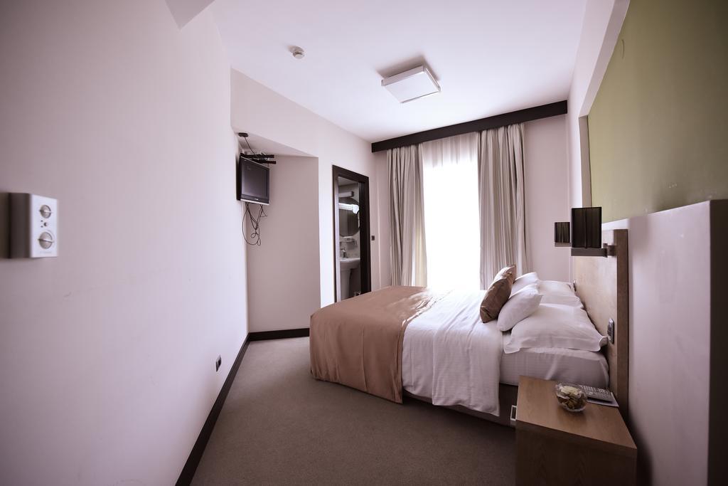 City Hotel 포드고리차 객실 사진