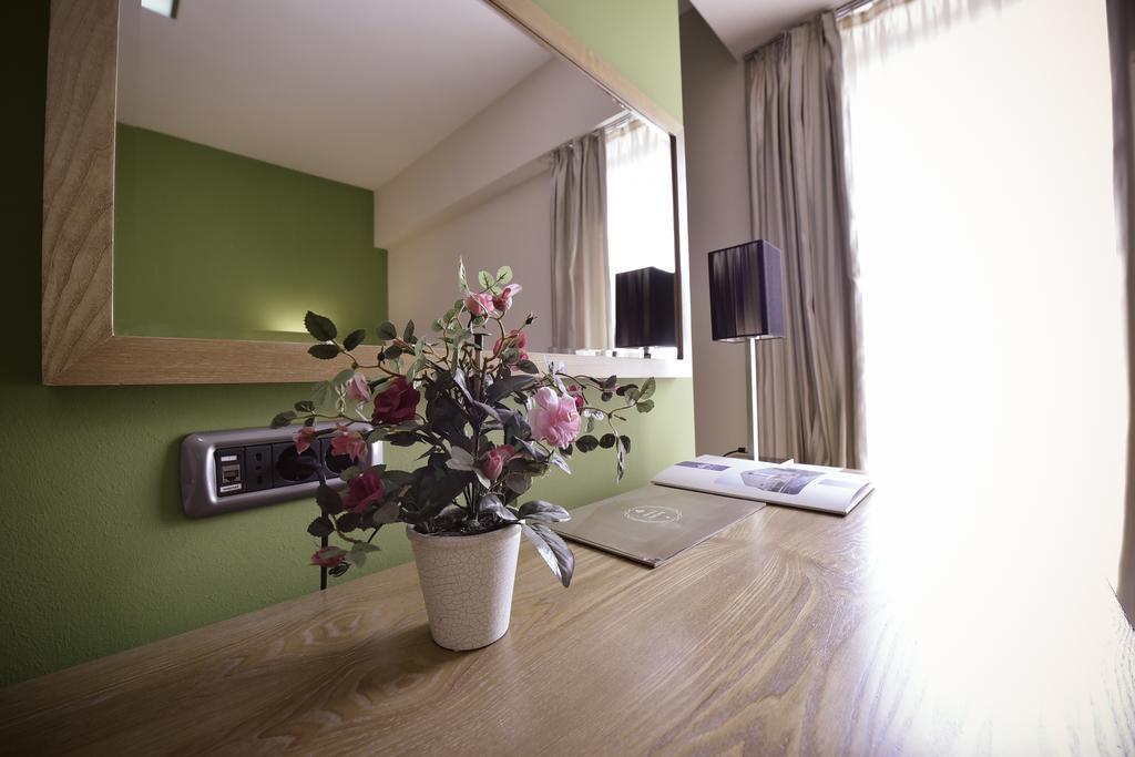 City Hotel 포드고리차 객실 사진