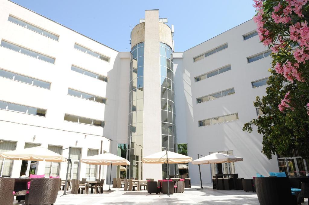 City Hotel 포드고리차 외부 사진