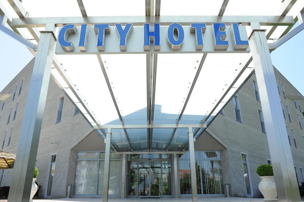City Hotel 포드고리차 외부 사진