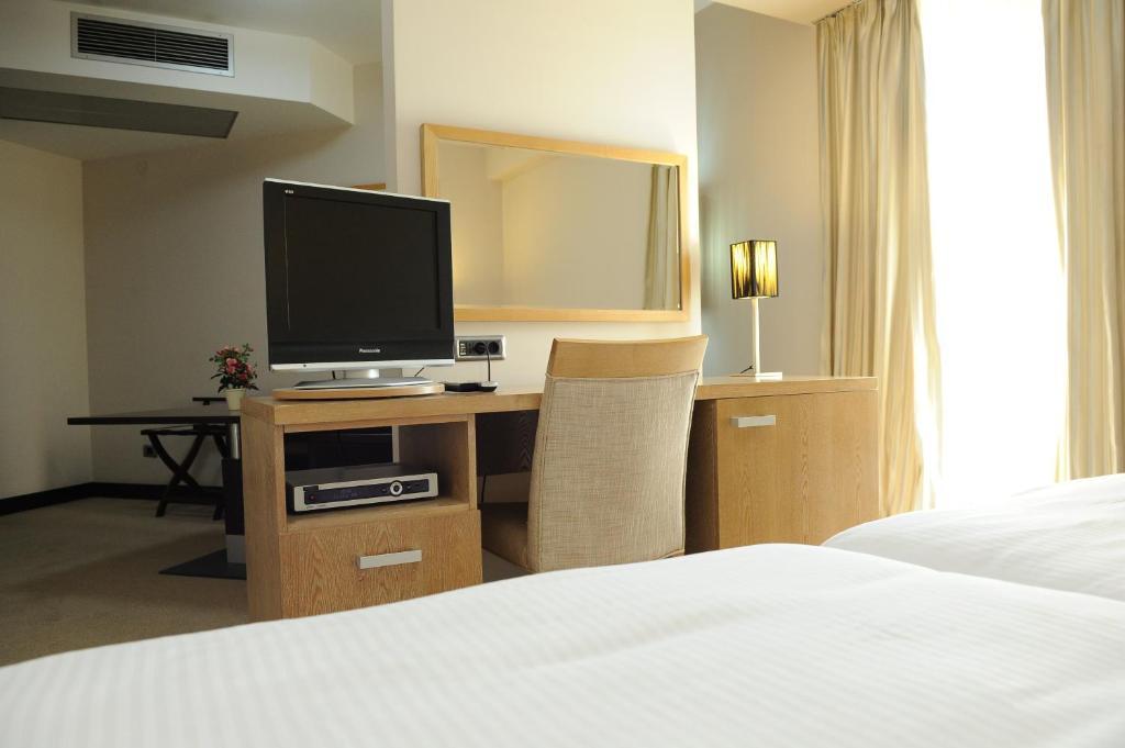 City Hotel 포드고리차 객실 사진