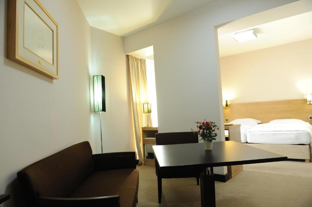 City Hotel 포드고리차 객실 사진