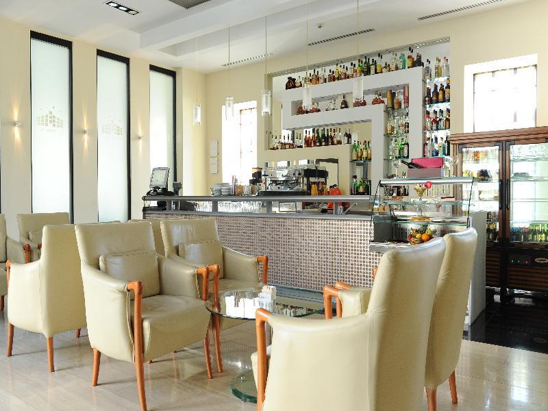City Hotel 포드고리차 외부 사진