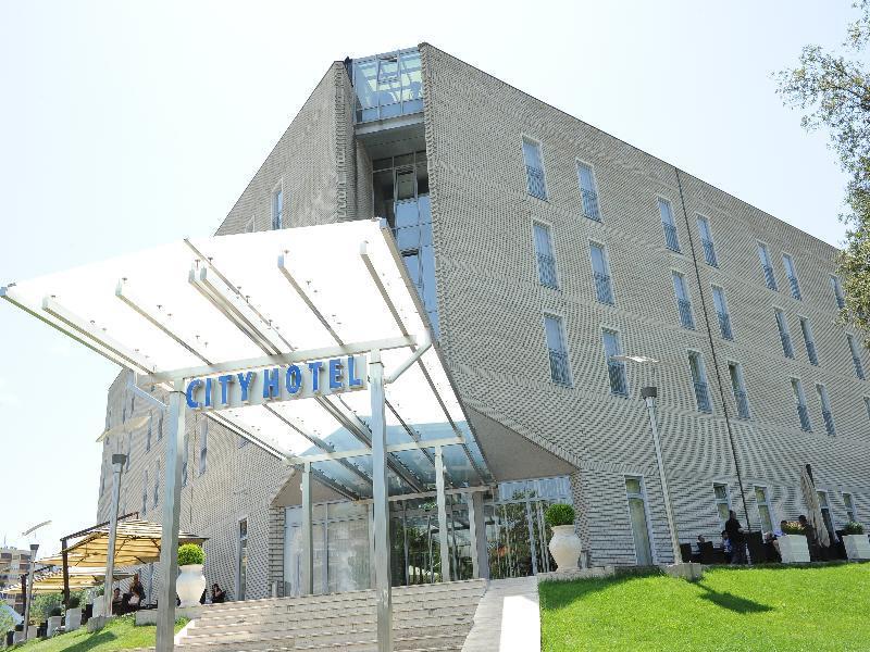 City Hotel 포드고리차 외부 사진