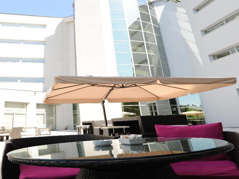 City Hotel 포드고리차 외부 사진