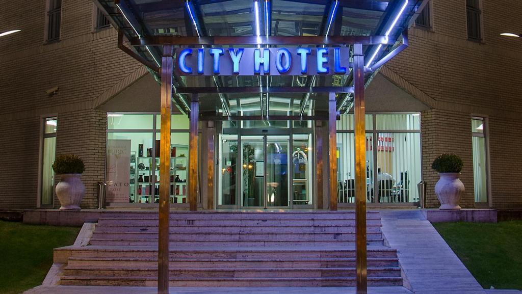 City Hotel 포드고리차 외부 사진