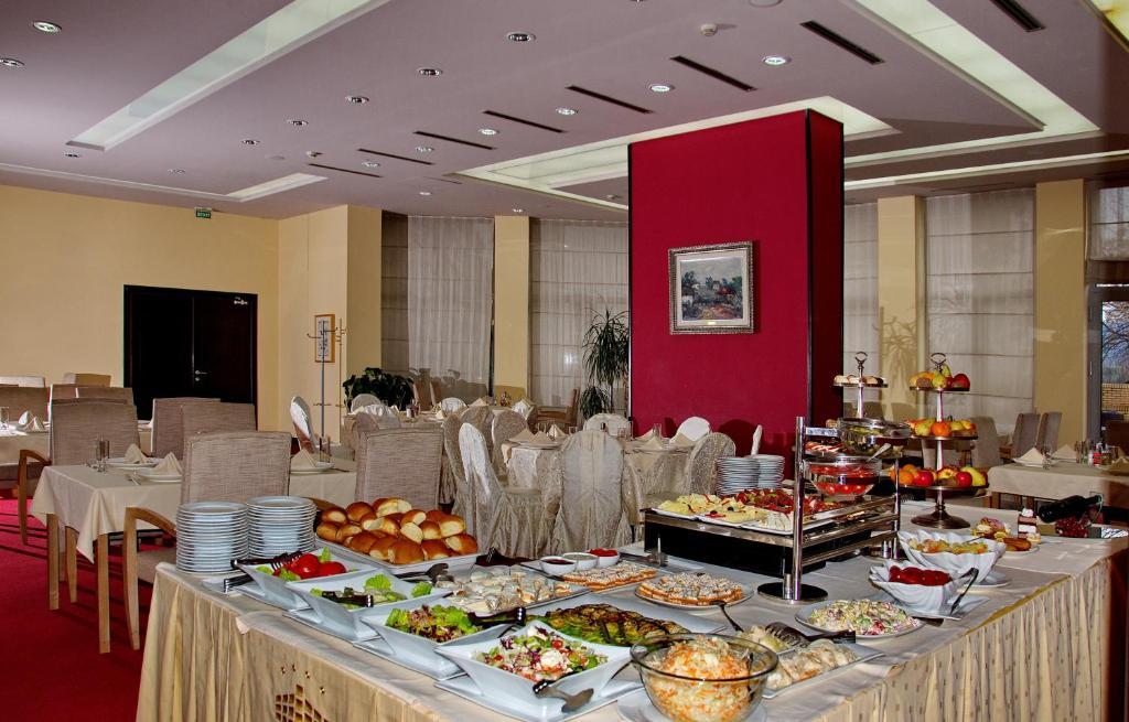 City Hotel 포드고리차 외부 사진