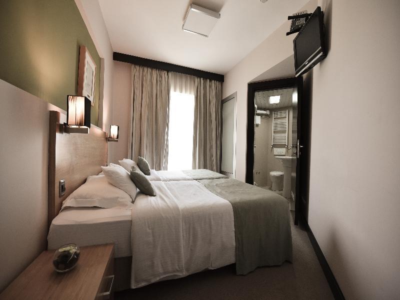 City Hotel 포드고리차 외부 사진